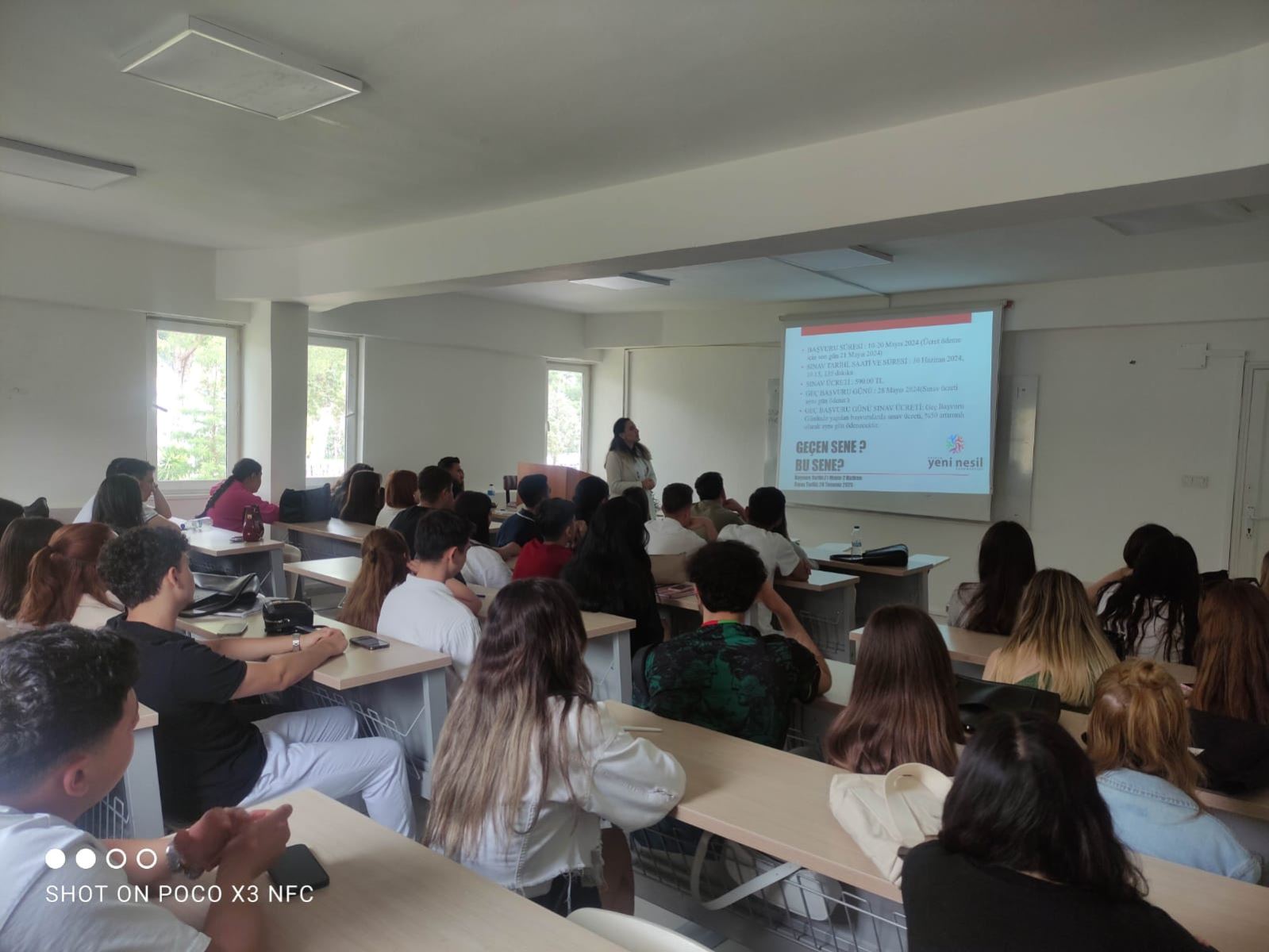 Dalaman Meslek Yüksekokulu'nda, önlisans öğrencilerini lisans programlarına hazırlamak amacıyla Dikey Geçiş Sınavı (DGS) hakkında bilgilendirme semineri düzenlendi.  Seminer, 22 Nisan 2025 Salı günü, Rehber Öğretmen Hale Çetin tarafından gerçekleştirildi. Seminerde, sınavın kapsamı, başvuru süreci, puanlama sistemi, tercih dönemi ve çalışma yöntemleri gibi pek çok konu ele alındı. Öğrenciler seminer boyunca hem sorularını sorma fırsatı buldu hem de sınav sürecine dair motivasyon kazandı.